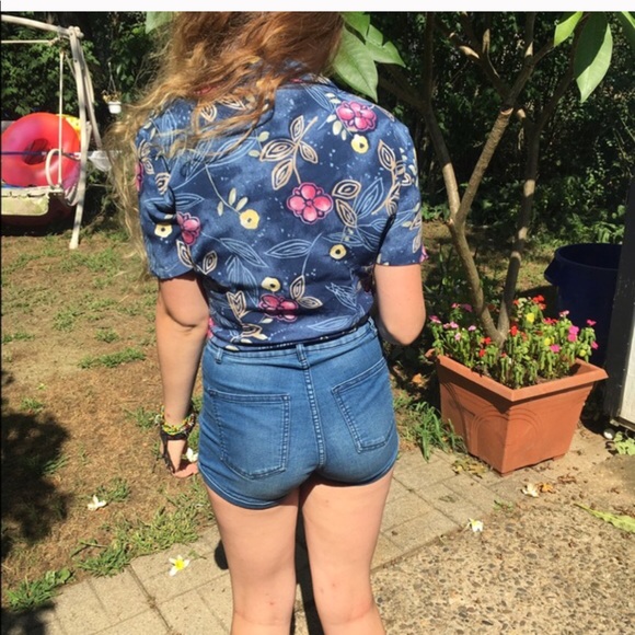 Hawaiin Shirt - Picture 3 of 3